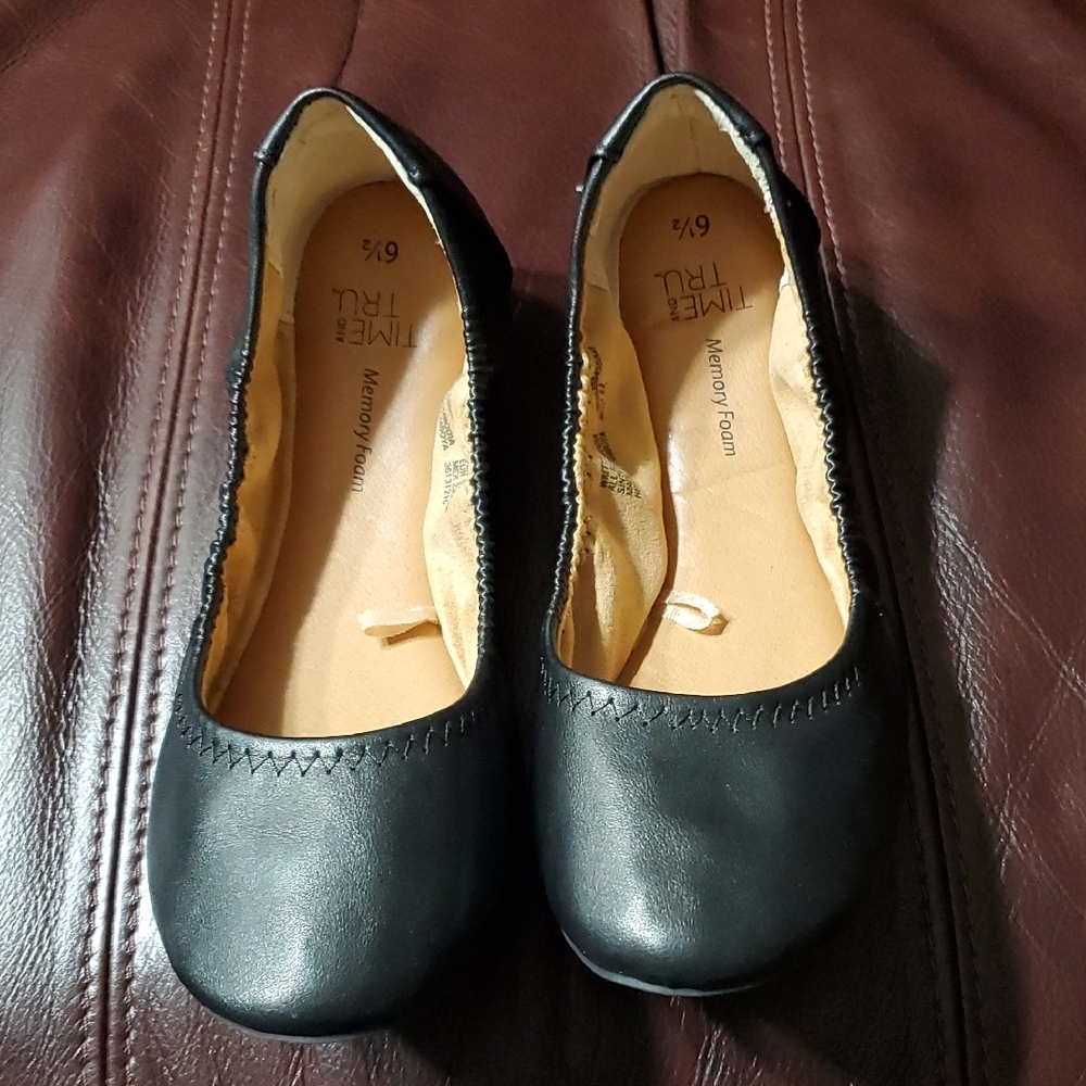 Time and Tru Women's Classic Black Flats